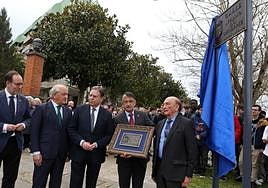 De izquierda a derecha, Mario Arias Navia, José Luis Sáenz de Santa María, Alfredo Canteli, Belarmino Posada (con la placa en la mano) y José Antonio Muñiz.