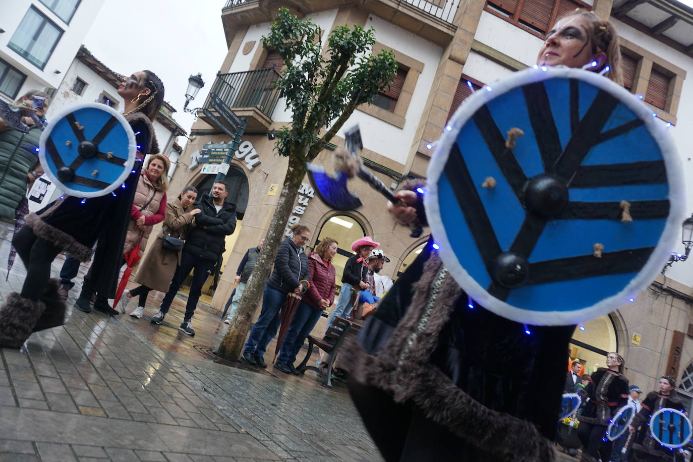 Diversión y colorido en el carnaval de Cangas de Onís