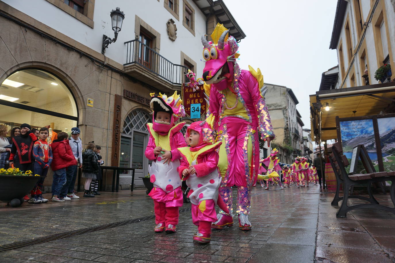 Diversión y colorido en el carnaval de Cangas de Onís