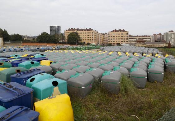 11.000 metros cuadrados. Cientos de contenedores usados y nuevos se almacenan en La Calzada.