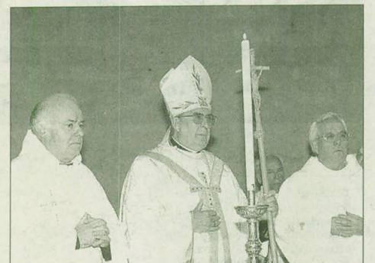 Gabino Díaz Merchán, en el centro, durante la eucaristía.