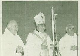 Gabino Díaz Merchán, en el centro, durante la eucaristía.