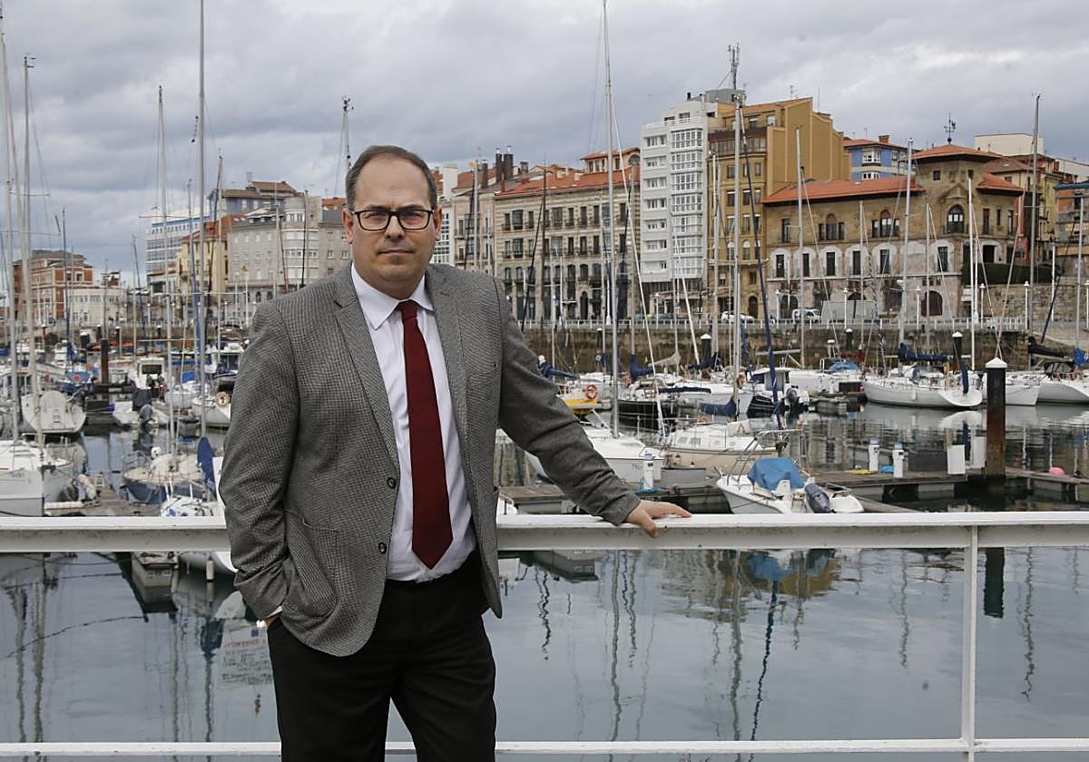 José Antonio Sebastián, delante del puerto deportivo de Gijón.