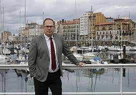 José Antonio Sebastián, delante del puerto deportivo de Gijón.