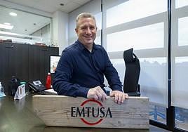 Juan José Piniella, gerente de EMTUSA, con una de las viejas señales de las paradas de autobús en la zona rural.