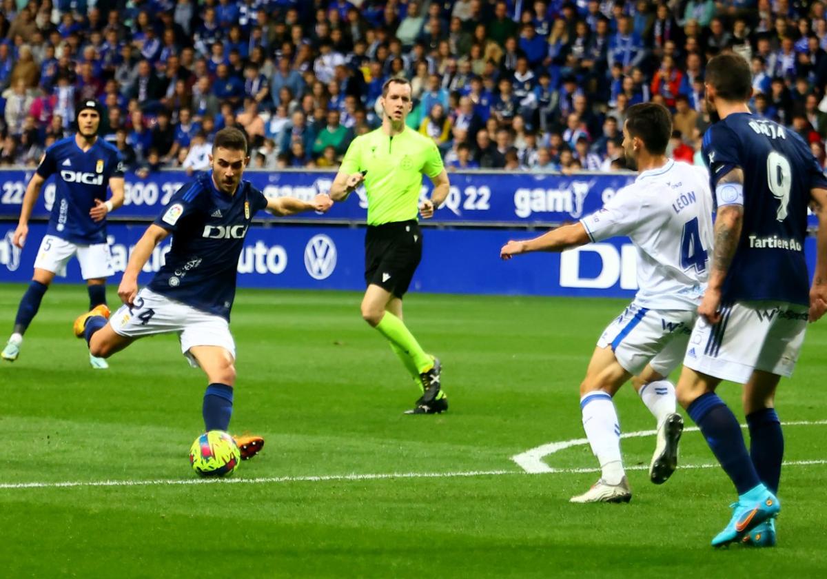 Lucas se dispone a disparar el pasado viernes ante el defensa del Tenerife José León y con Borja Bastón observando la jugada.