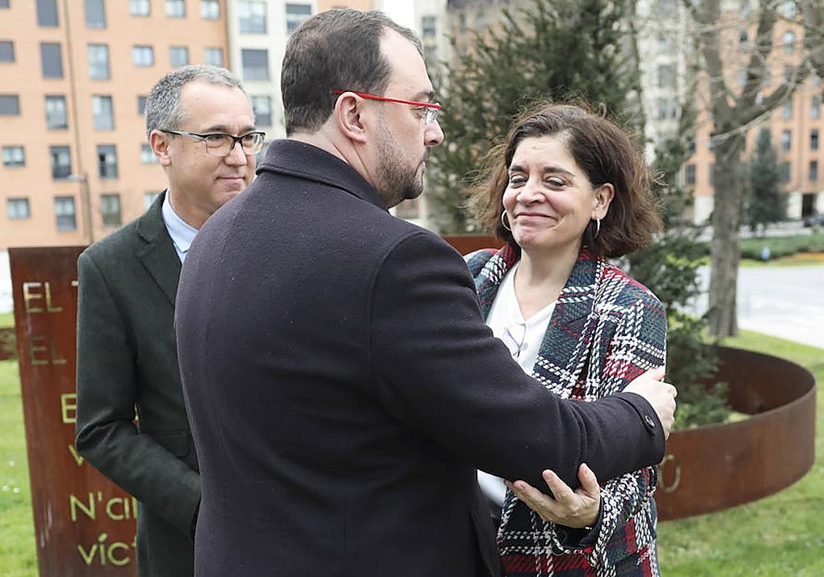 Adrián Barbón saluda a Concepción Saavedra en el acto en homenaje a las víctimas del coronavirus, en presencia del consejero de Salud.