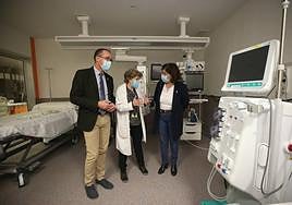 Concepción Saavedra, gerente del Sespa y número dos de la lista autonómica del PSOE, en la visita de este domingo a la unidad de hemodinámica de agudos del HUCA, junto al consejero de Salud Pablo Fernández Muñiz y una de las médicas encargadas.