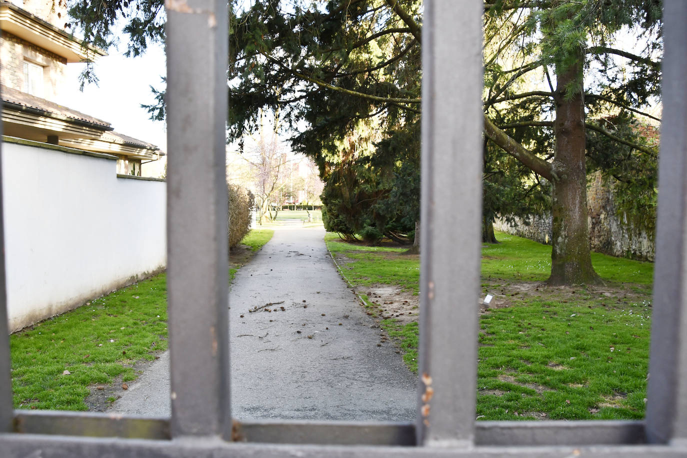 El Parque de Ferrera, de Avilés, cerrado por el viento