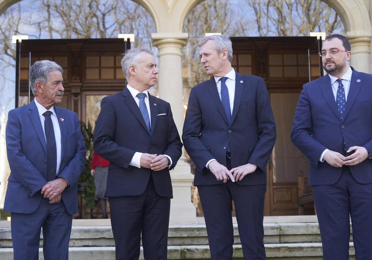 En la primera fila, el presidente de Cantabria, Miguel Ángel Revilla; el lehendakari, Iñigo Urkullu; el presidente de Galicia, Alfonso Rueda; y el presidente del Principado; Adrián Barbón