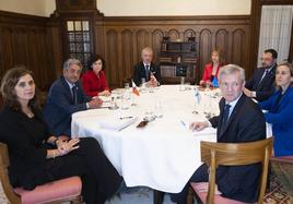 Los presidentes regionales y las consejeras, durante el encuentro en el interior de Ajuria Enea.