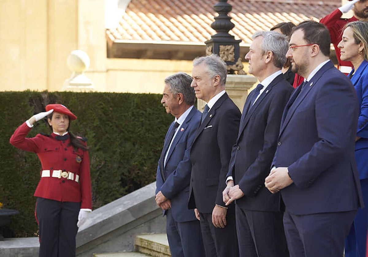 De izquierda a derecha, Miguel Ángel Revilla, Íñigo Urkullu, Alfonso Rueda y Adrián Barbón, en la escalinata del Palacio de Ajuria Enea, en Vitoria, antes de comenzar la reunión.