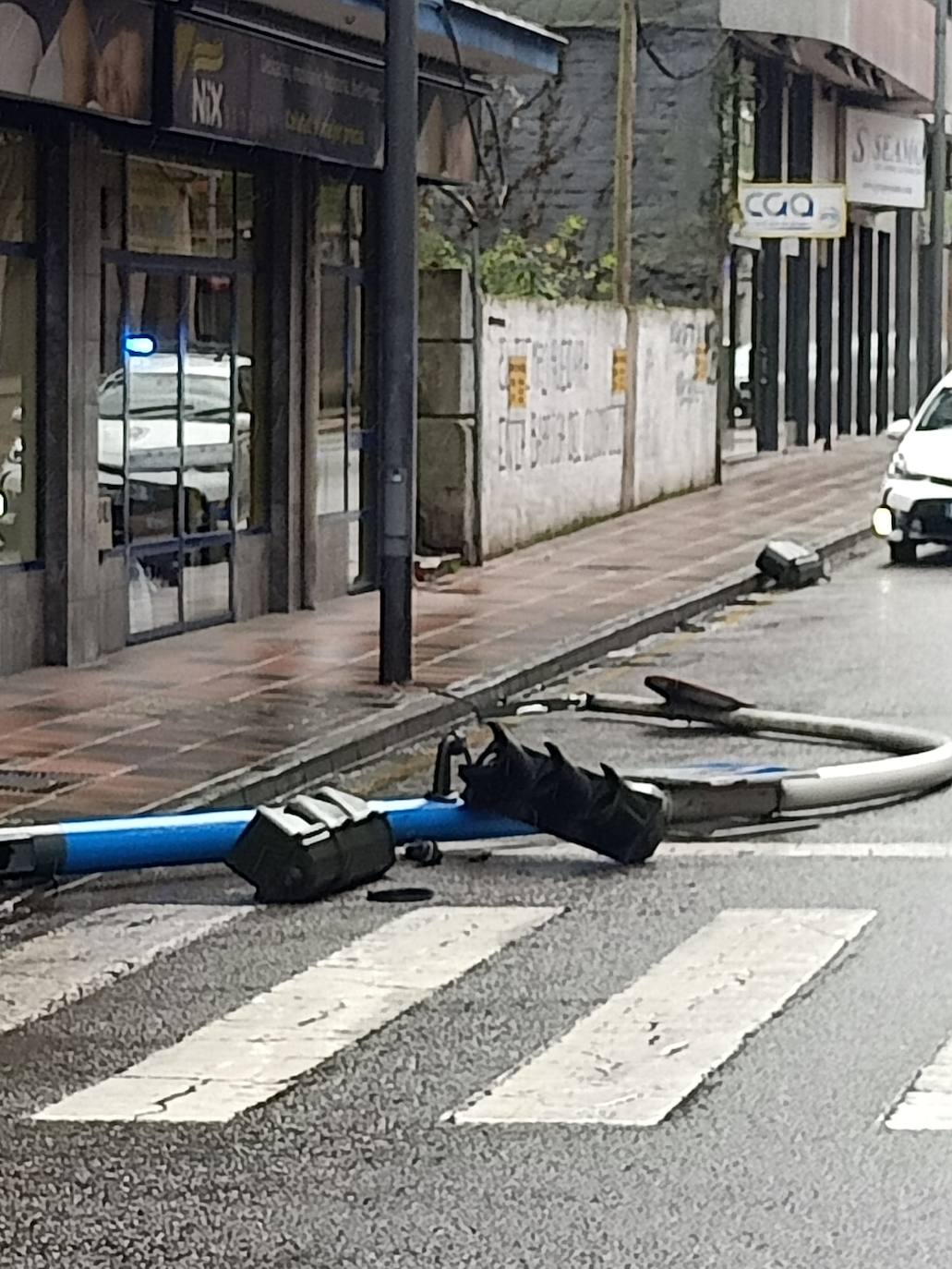 El viento derribó un semáforo de la calle Teodoro Cuesta.