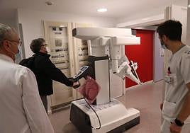 El consejero de Salud y la gerente del Sespa, junto al jefe de Nefrología del HUCA y su equipo, en la nueva sala de hemodiálisis, que estará dotada con monitores de última generación.