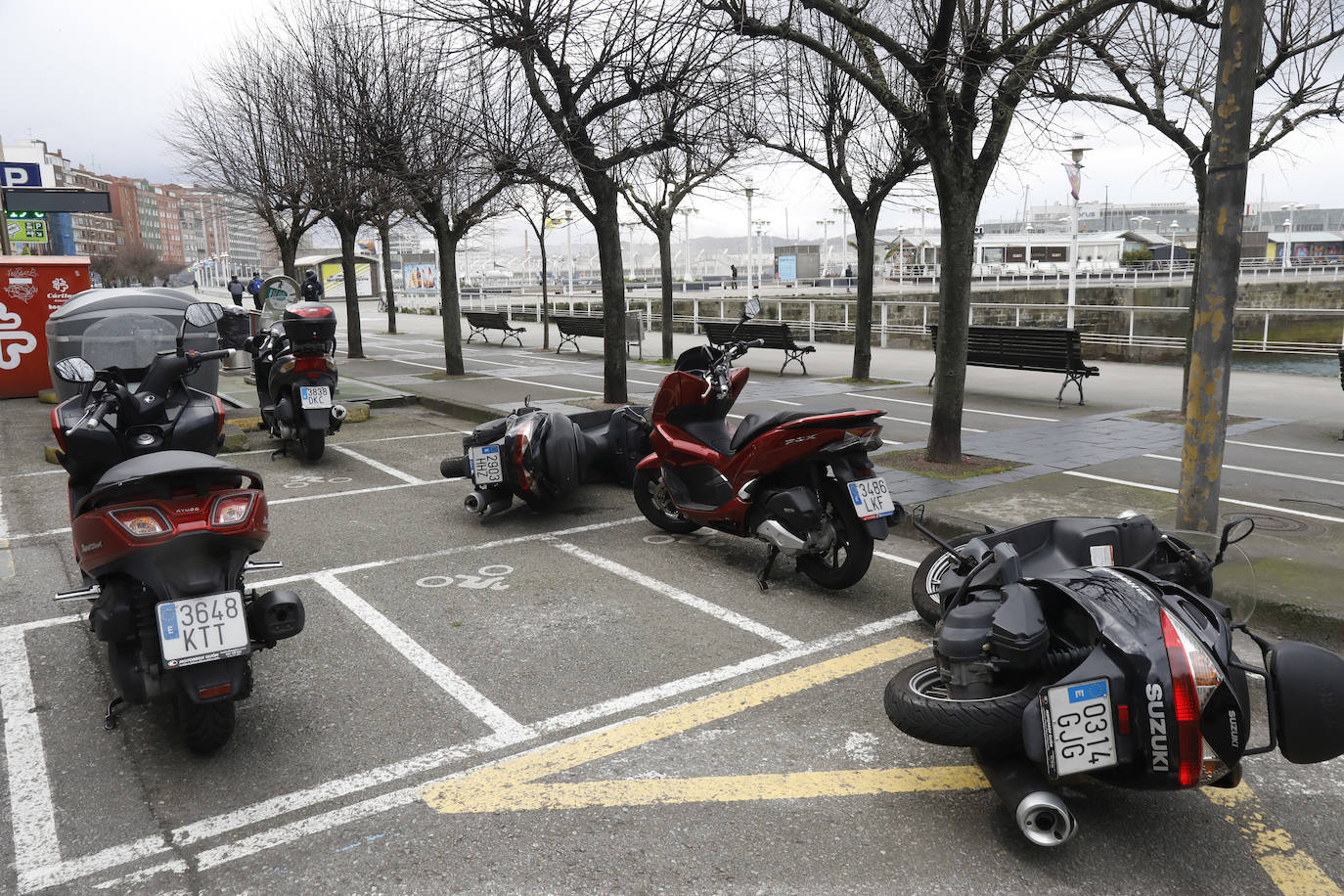 El viento deja un reguero de daños en Gijón