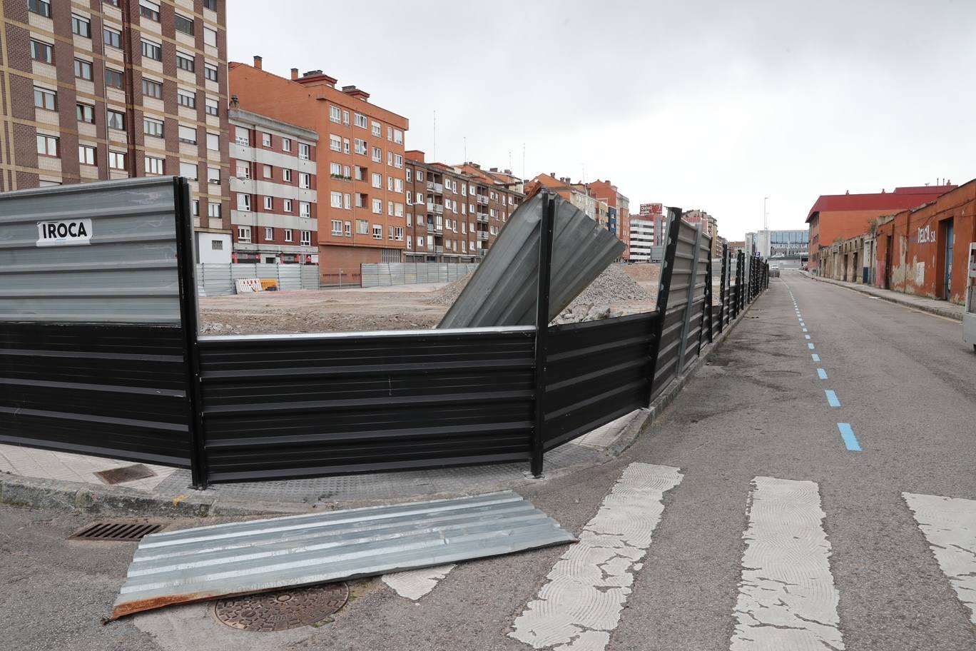 El viento deja un reguero de daños en Gijón