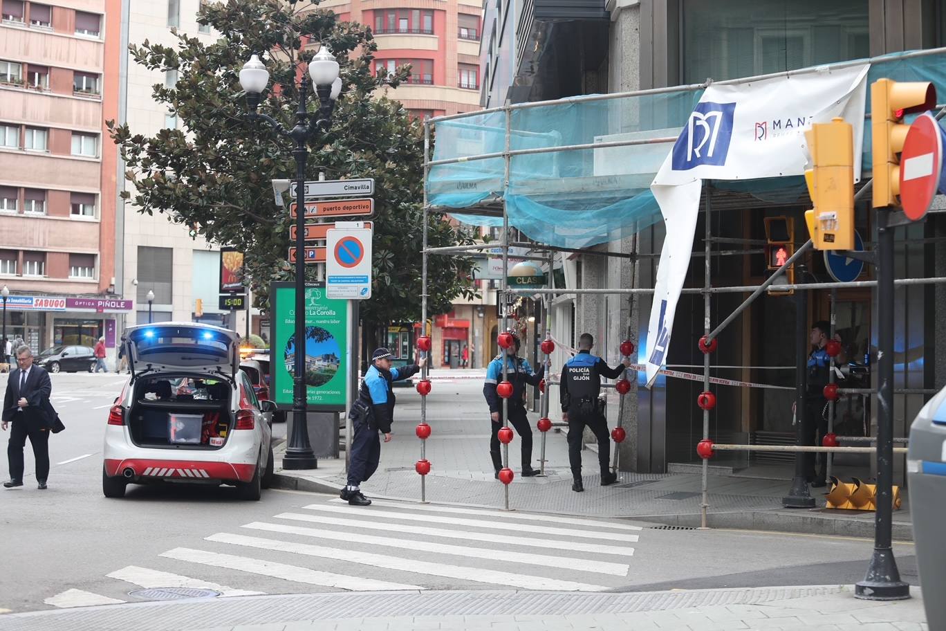 El viento deja un reguero de daños en Gijón