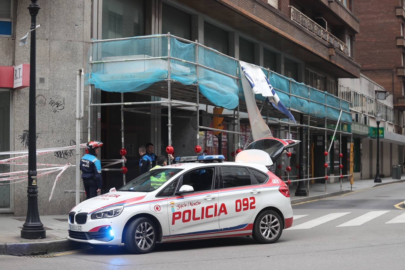 El viento deja un reguero de daños en Gijón