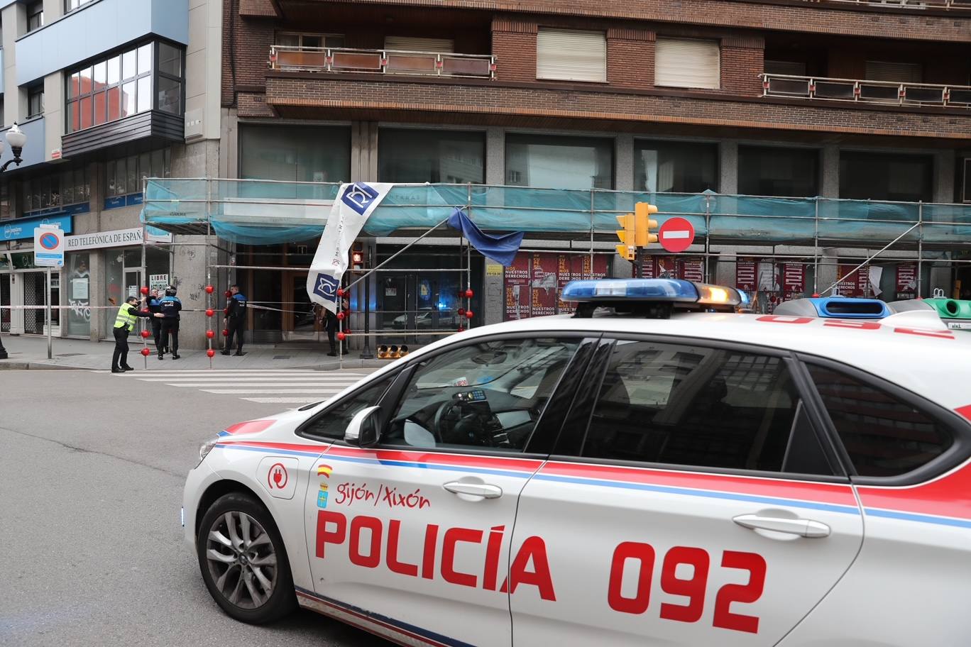 El viento deja un reguero de daños en Gijón