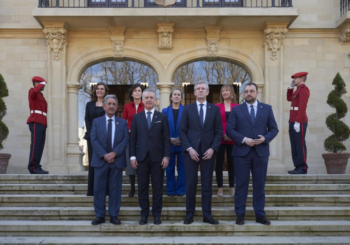 Miguel Ángel Revilla, Íñigo Urkullu, Alfonso Rueda y Adrián Barbón, delante de la consejera de Hacienda de Asturias, Ana Cárcaba; la de Infraestructuras y Vivienda de Galicia, Ethel Vázquez; la secretaria general de Acción Exterior del Euskadi, Marian Elorza, y la consejera de Presidencia de Cantabria, Paula Fernández Viaña, ante la entrada principal de Ajuria Enea.