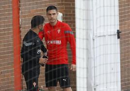 Uros Djurdjevic, ayer, saluda al técnico auxiliar Luis Piedrahita.