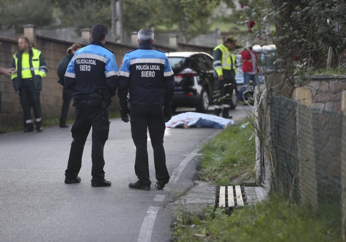 Policía y Guardia Civil, en la escena del suceso, junto al cadáver.