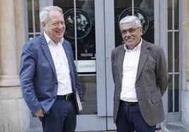 Aurelio Martín y Luis Manuel Flórez, ayer, en la Escuela de Comercio.