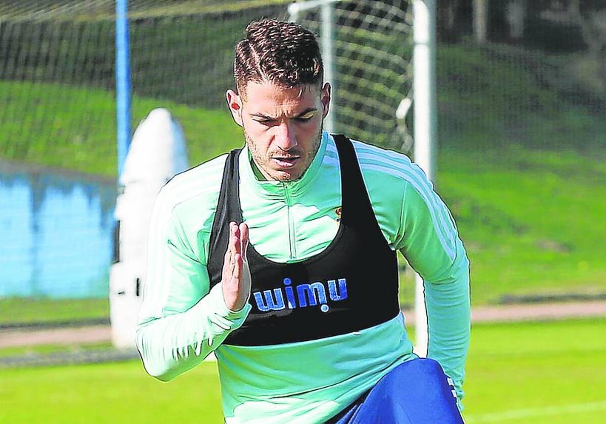 El delantero del Real Oviedo Manu Vallejo, durante un entrenamiento en El Requexón.