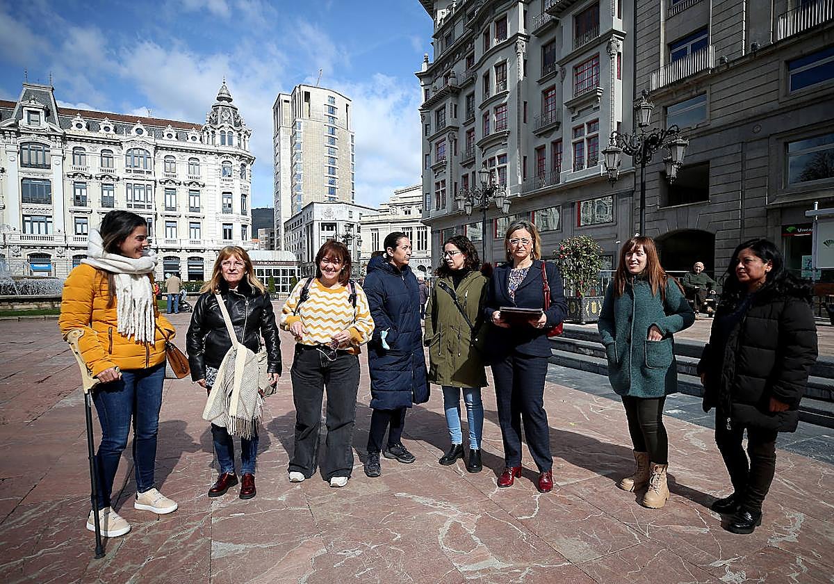 Acto por el tercer aniversario de la pandemia en la plaza de la Escandalera de Oviedo.