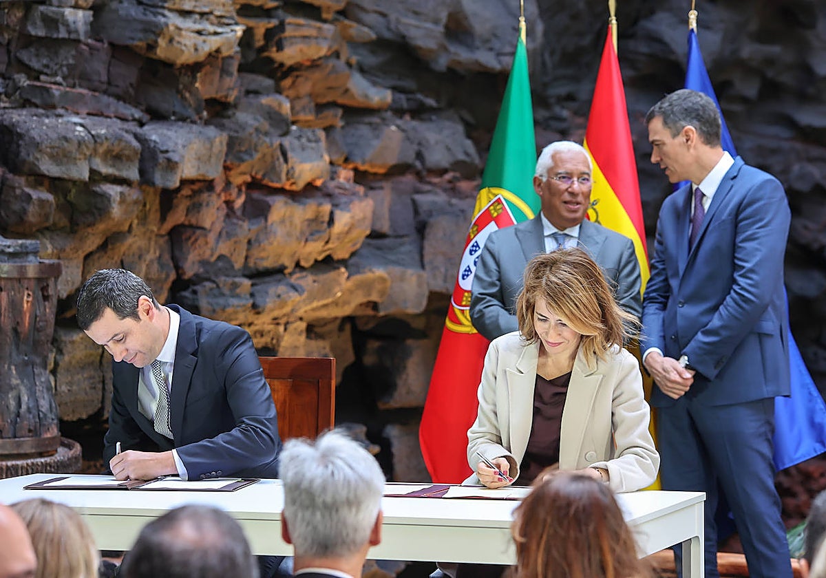 La ministra de Transportes, Raquel Sánchez, y su homólogo portugués, Joao Galamba, firman un protocolo de colaboración durante la cumbre hispano-lusa que hoy se celebró en Lanzarote.