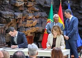 La ministra de Transportes, Raquel Sánchez, y su homólogo portugués, Joao Galamba, firman un protocolo de colaboración durante la cumbre hispano-lusa que hoy se celebró en Lanzarote.