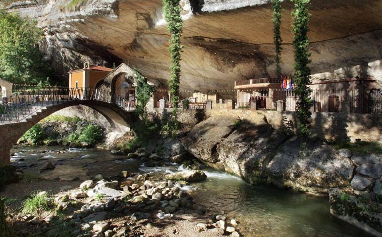 Imagen principal - En la imagen superior, el Santuario de la Virgen de Cueva, en Infiesto. Bajo esta, algunos de los runcones que ofrece la ruta de la Peridiella.