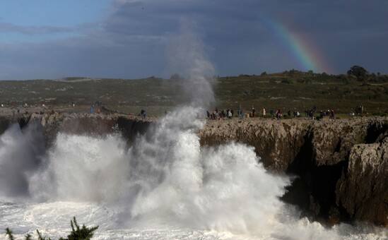 En Llames de Pría, al mar se le oye resoplar, colarse por las grietas de las rocas y caer como orbayu sobre la superficie. Este fenómeno natural, conocido como bufones, ocurre debido al oleaje del mar, que en ocasiones cuenta con tanta fuerza que logra subir por las chimeneas y grietas ocasionadas en las rocas por la erosión del mar y de la lluvia.