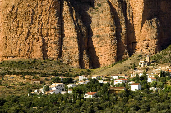 El Monumento Natural de los Mallos de Riglos, Agüero y Peña Rueba tiene como protagonista la erosión, que ha dado lugar al enorme conjunto de paredes verticales, formadas en el Terciario. Se trata sin duda de un paraíso para escaladores, pero también para todo aquel que quiera disfrutar de la belleza del entorno.