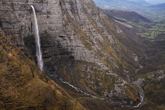 El nacimiento del Nervión se produce mediante una gran cascada que mide 270 metros de altitud ubicada en el área protegida Monte de Santiago. Una catarata que, en ocasiones, carece de demasiado caudal, pero cuya estampa es impresionante, sobre todo cuando se observa desde su mirador homónimo y se contempla cómo el río se abre paso por el cañón de Délica.