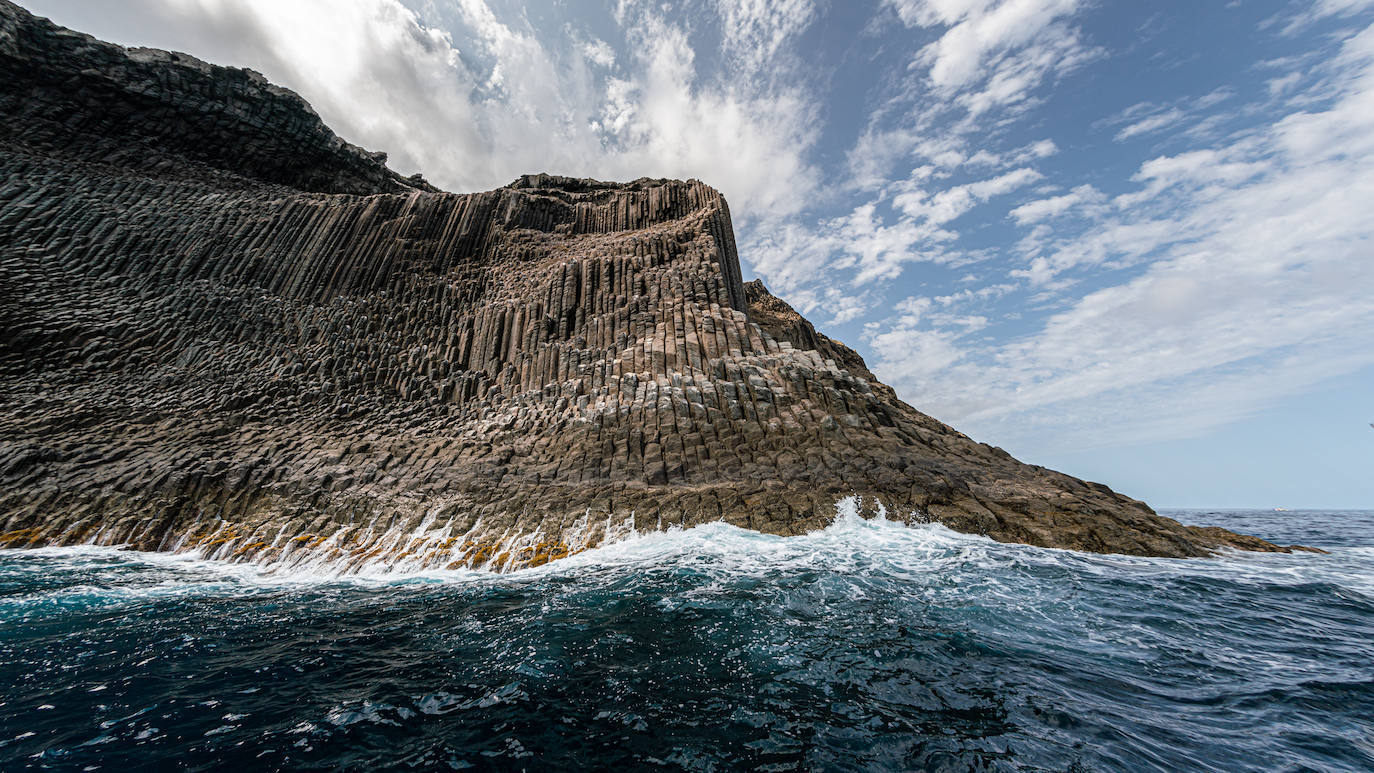 Llamado así por los cilindros de los órganos de las catedrales, estas formaciones rocosas fueron creadas por la erosión del mar sobre los materiales volcánicos. Declarado parque natural, esta joya se alza a 700 metros sobre un acantilado en la costa norte de La Gomera. Debido a su inaccesibilidad, para poder disfrutar de sus vistas será necesario hacerlo en una embarcación desde el mar o sobrevolándolo en avión.