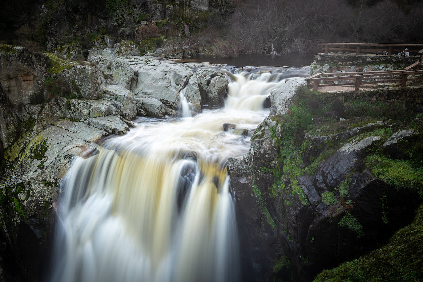 Con una caída de 50 metros, esta cascada situada en el Pozo de los Humos, es una de las maravillas naturales de Salamanca. El agua pertenece al río Uces, un afluente del Duero que se bifurca justo en este punto. El lugar fue descrito por Miguel de Unamuno como «la Caída de esas aguas es una de las más hermosas que pueden verse en aquellos adustos tajos», de ahí que el sendero que recorre la zona llegando hasta el agua haya adoptado su nombre.