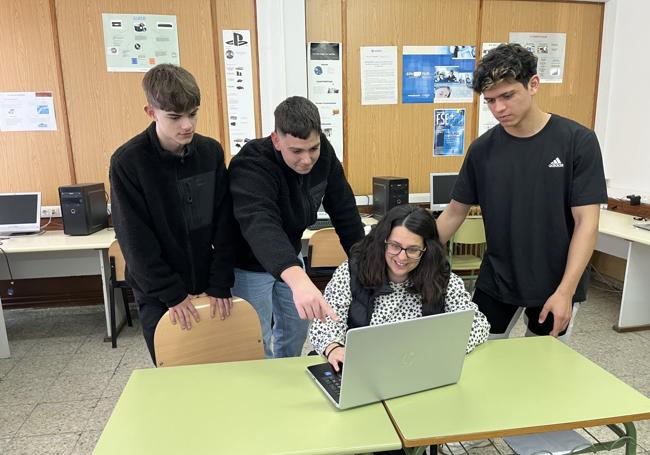 Los participantes del centro de Vegadeo acompañados por su tutora.
