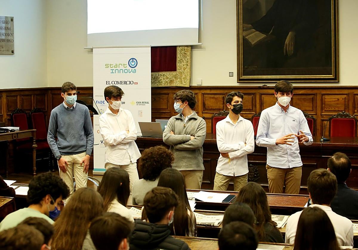 Un equipo de participantes de STARTinnova defendiendo su proyecto el año pasado.