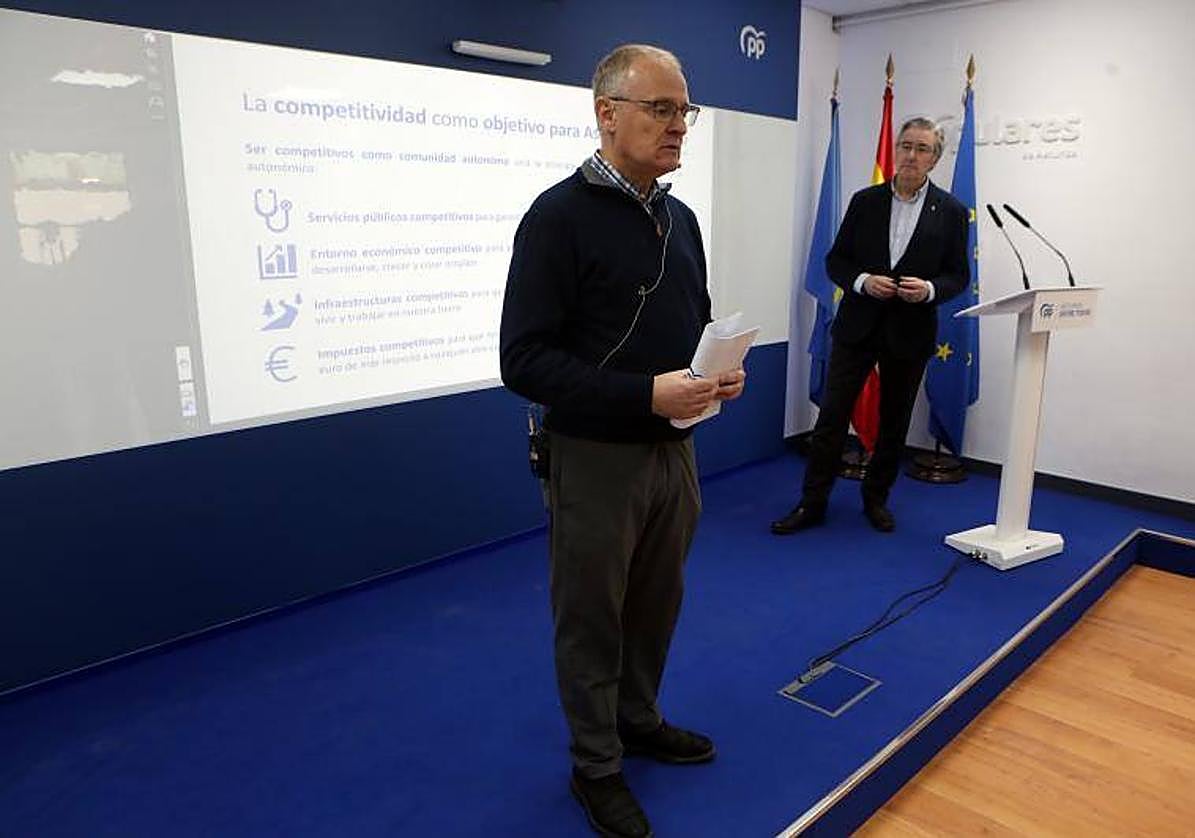 Diego Canga y Pablo González durante la presentación de sus propuestas en materia fiscal esta mañana.