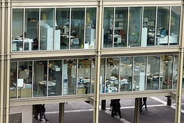 Funcionarios en sus despachos del edificio de servicios múltiples del Principado