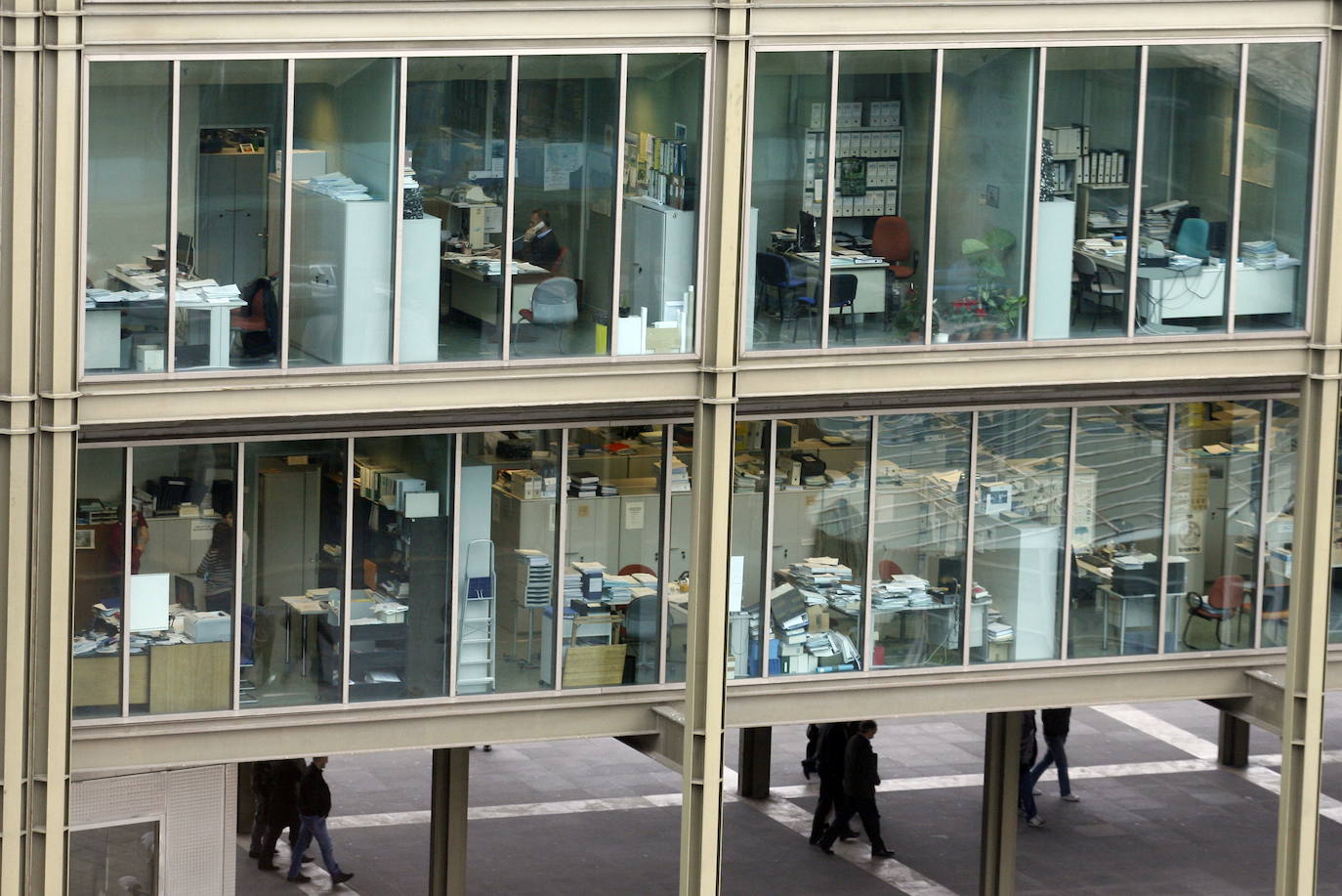 Funcionarios en sus despachos del edificio de servicios múltiples del Principado