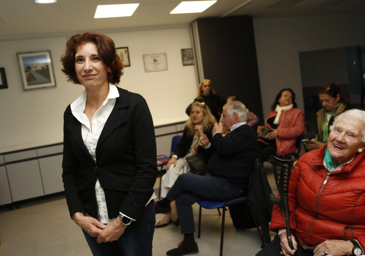 Nuria Bravo en la sede de la asociación de vecinos San Julián de Somió.