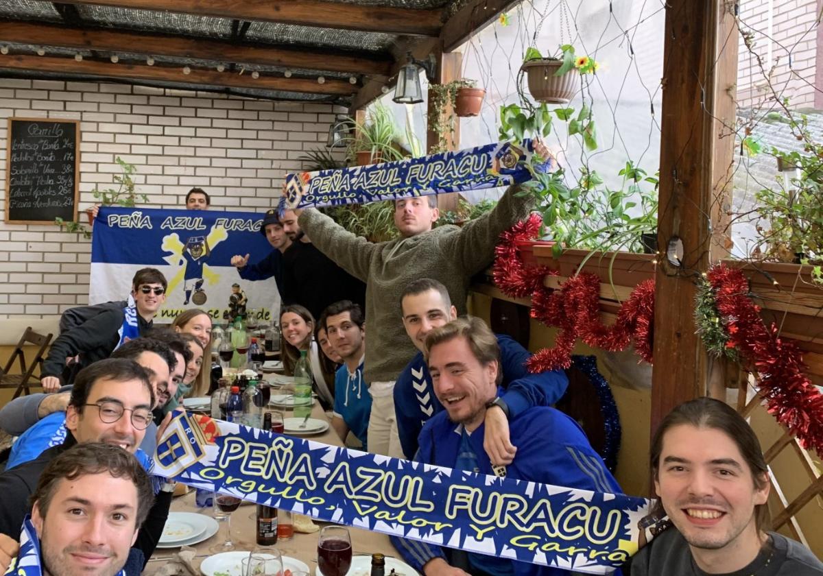 Miembros de la Peña Azul Furacu, que apoyarán a su equipo mañana.