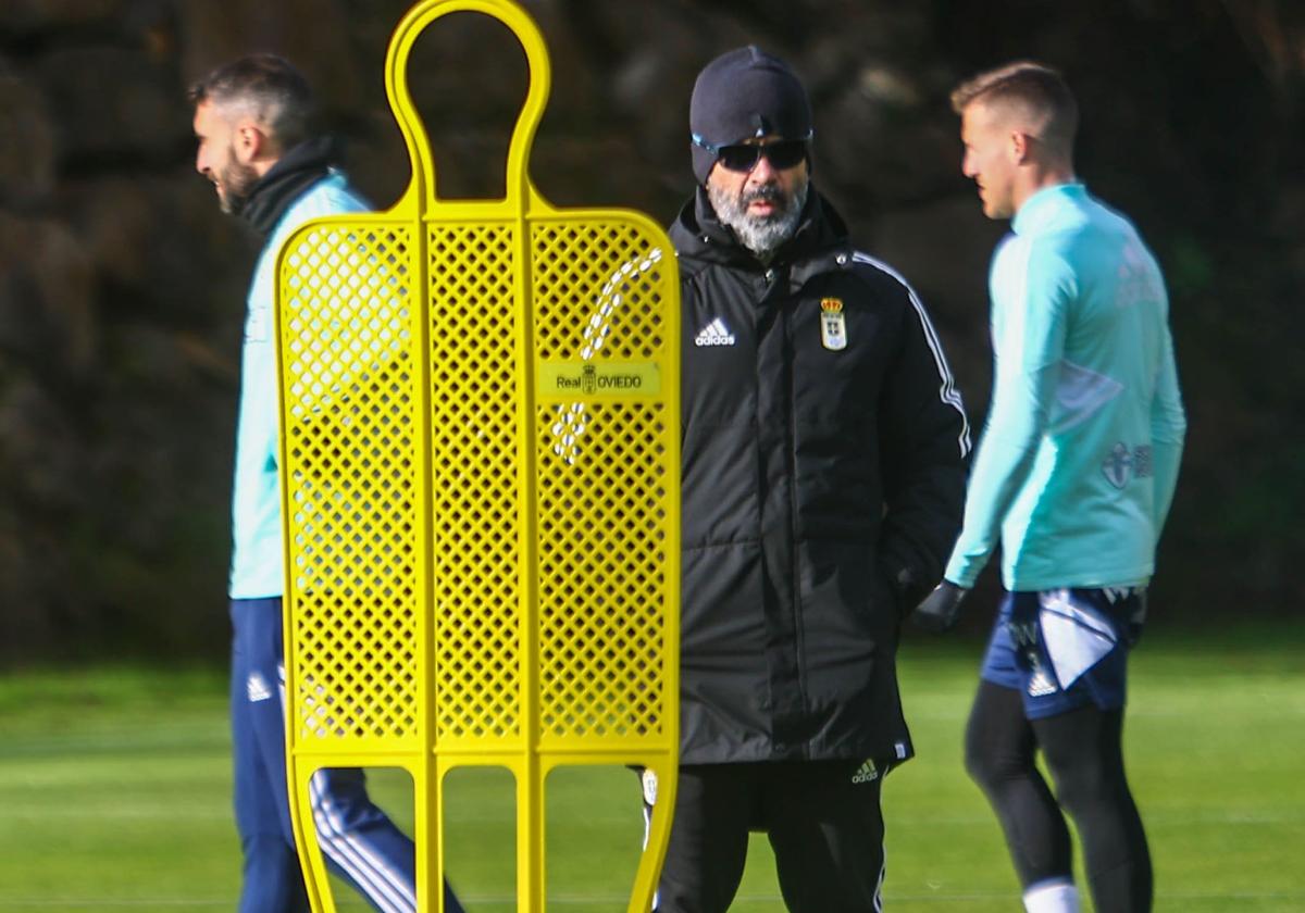 El técnico azul, Álvaro Cervera, durante un entrenamiento de los suyos.