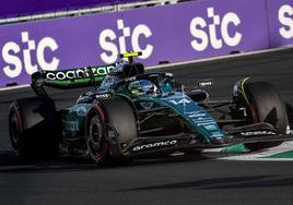 Fernando Alonso pilota su Aston Martin en el GP de Arabia Saudí.