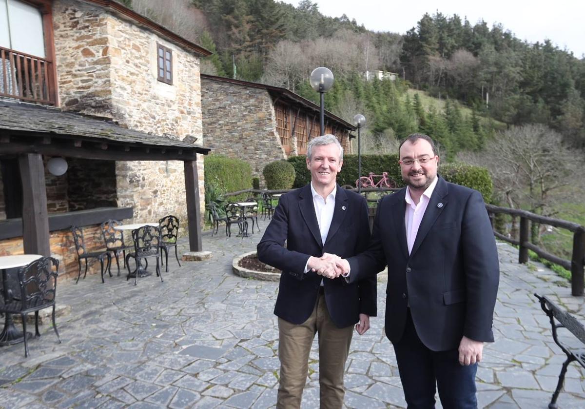 El presidente de la Xunta, Alfonso Rueda y el presidente del Principado, Adrián Barbón, esta mañana en Taramundi.