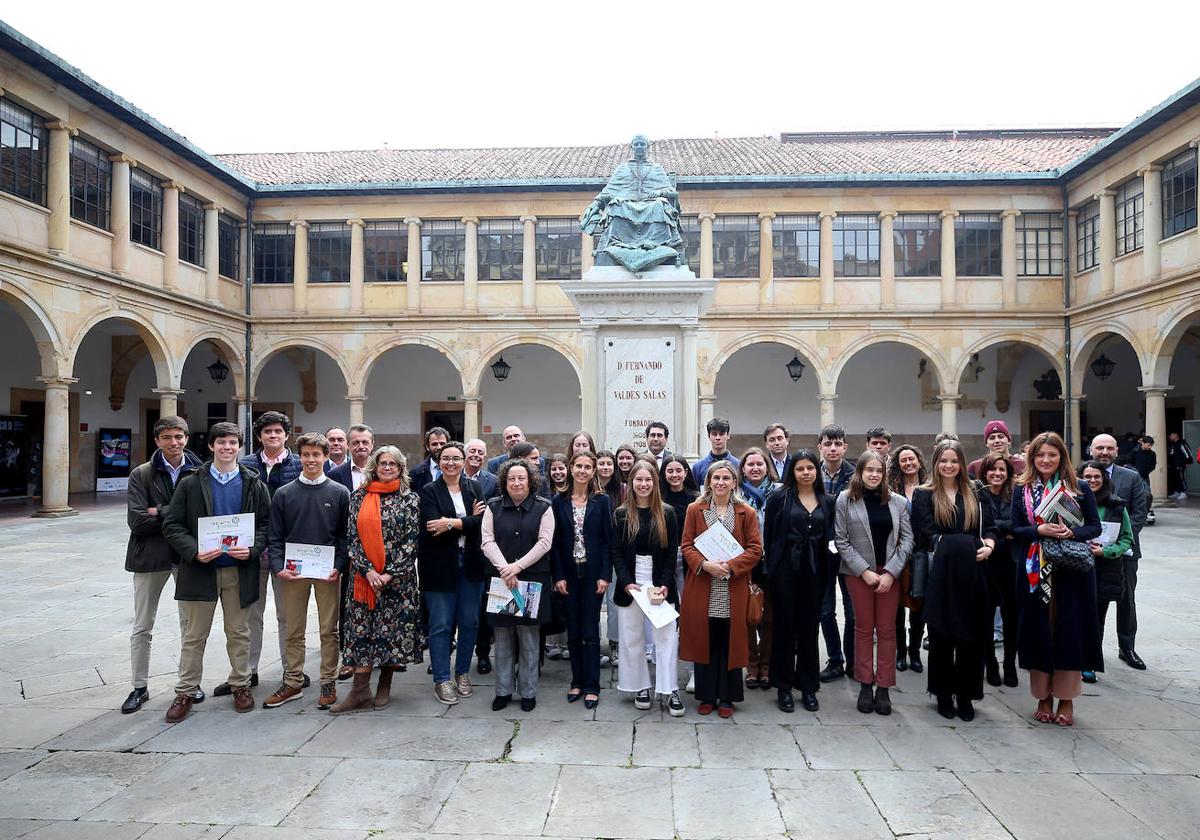 Foto de familia de los ganadores de la categoría de menores de 17 años con el jurado, el resto de finalistas, patrocinadores y colaboradores.