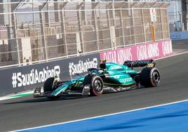 Fernando Alonso, a los mandos del Aston Martin, durante los libres de ayer en Yeda.