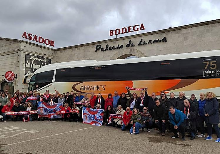 Imagen principal - Arriba, la peña sportinguista Nacho Cases, en su visita a las Bodegas Palacio de Lerma, con los 'Manolos' al frente de la expedición, llevó a Burgos a 66 personas. Abajo a la izquierda, Juan Ahuja, de Los Gemelos, con José Luis R. Schütze, Ramón Fernández, Marta Hernando, Ceínos y Eugenia Álvarez, en la plaza del Cordón. A la derecha, La peña El Castillo de Salas, delante de la Catedral de Burgos. 